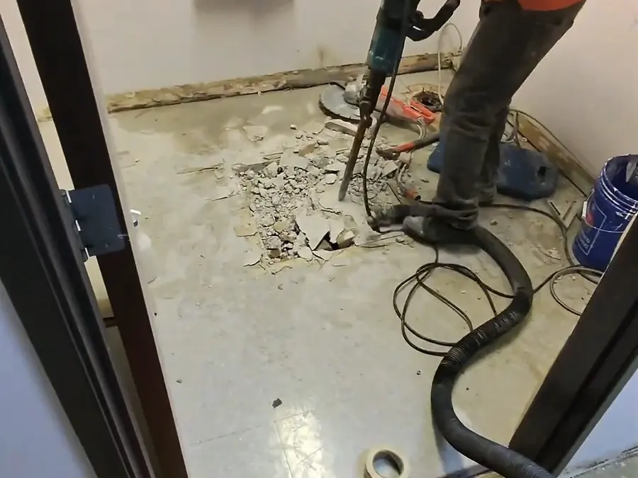 Drain clearing tools and cable equipment at a blocked line during a plumbing service visit in Las Flores